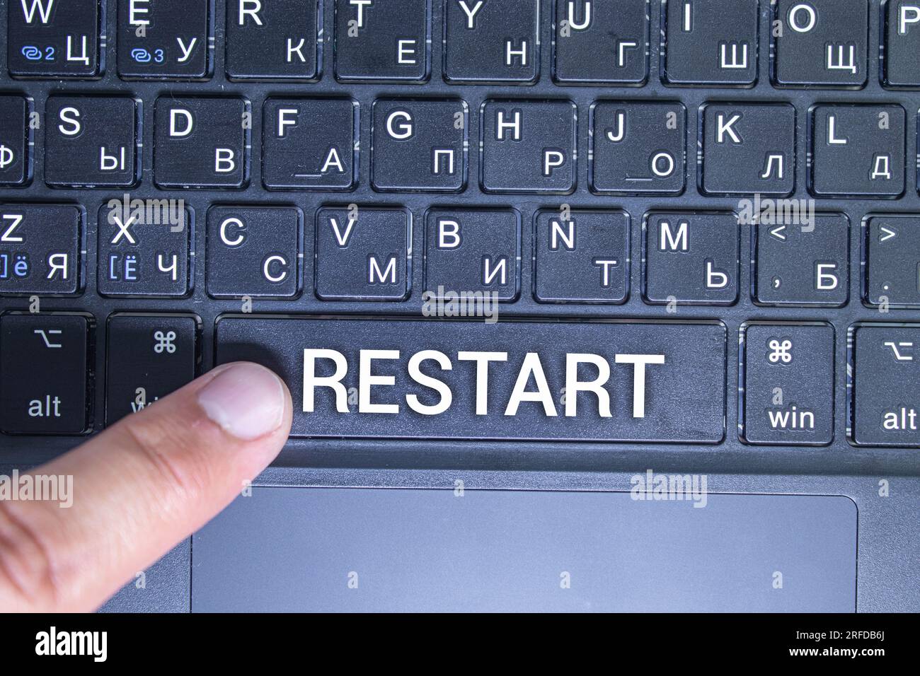 Eine Tastatur mit einer beschrifteten Taste - Neu starten. Stockfoto