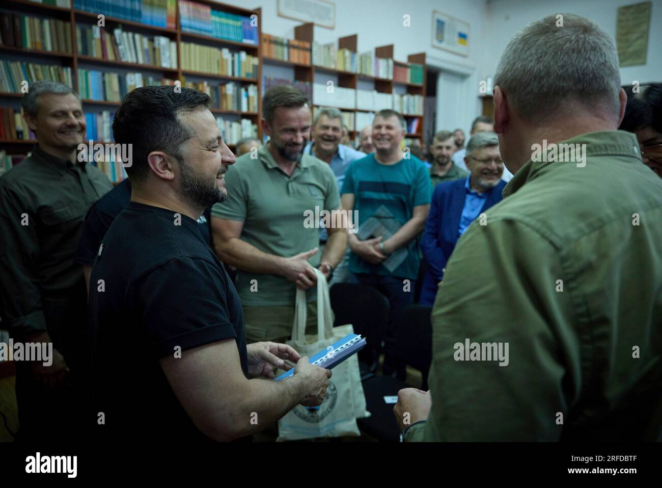 Berehove, Ukraine. 02. Aug. 2023. Der ukrainische Präsident Wolodymyr Zelenskyy, Left, spricht mit Mitgliedern der ungarischen Gemeinschaft in der transkarpatischen Region, 2. August 2023 in Berehove, Oblast Sacharpattien, Ukraine. Kredit: Pool Photo/Pressestelle Des Ukrainischen Präsidenten/Alamy Live News Stockfoto