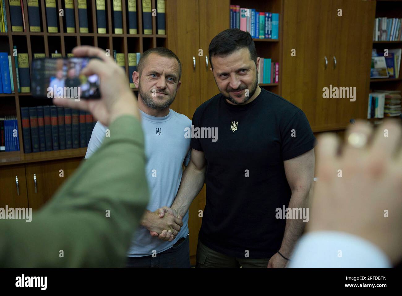 Berehove, Ukraine. 02. Aug. 2023. Der ukrainische Präsident Wolodymyr Zelenskyy, Zentrum, macht ein Selfie mit Mitgliedern der ungarischen Gemeinschaft in der transkarpatischen Region, 2. August 2023 in Berehove, Oblast Zakarpattia, Ukraine. Kredit: Pool Photo/Pressestelle Des Ukrainischen Präsidenten/Alamy Live News Stockfoto