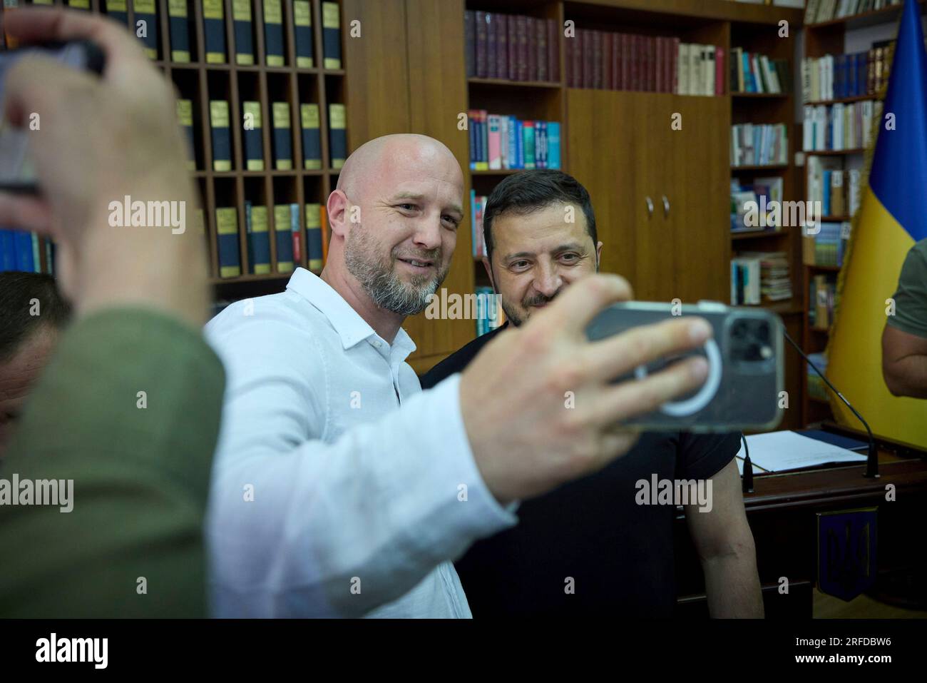 Berehove, Ukraine. 02. Aug. 2023. Der ukrainische Präsident Wolodymyr Zelenskyy, Zentrum, macht ein Selfie mit Mitgliedern der ungarischen Gemeinschaft in der transkarpatischen Region, 2. August 2023 in Berehove, Oblast Zakarpattia, Ukraine. Kredit: Pool Photo/Pressestelle Des Ukrainischen Präsidenten/Alamy Live News Stockfoto