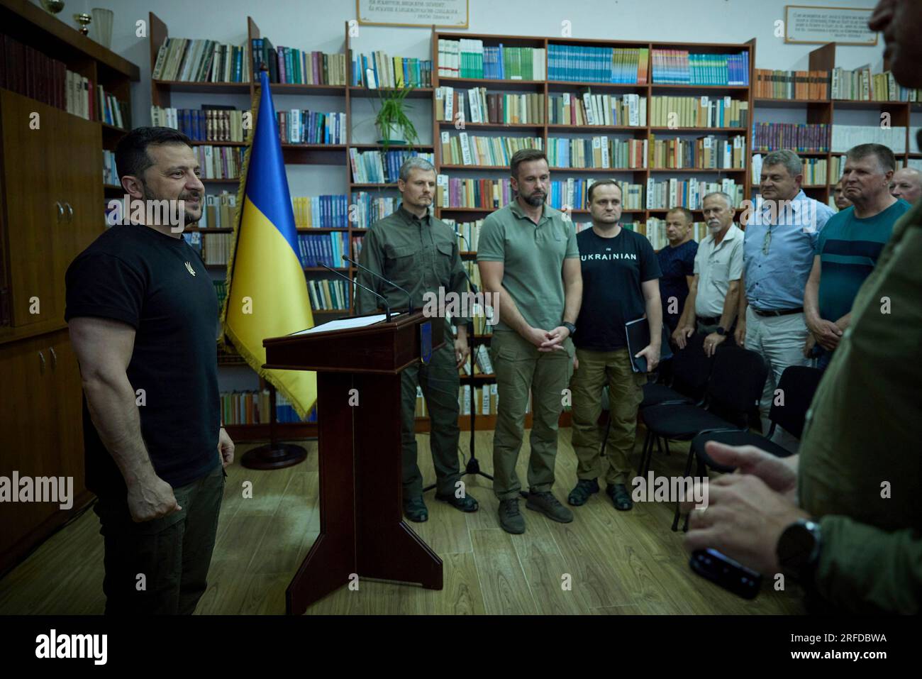 Berehove, Ukraine. 02. Aug. 2023. Der ukrainische Präsident Wolodymyr Zelenskyy, Left, spricht mit Mitgliedern der ungarischen Gemeinschaft in der transkarpatischen Region, 2. August 2023 in Berehove, Oblast Sacharpattien, Ukraine. Kredit: Pool Photo/Pressestelle Des Ukrainischen Präsidenten/Alamy Live News Stockfoto