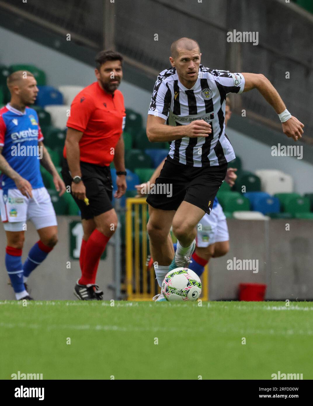 Windsor Park, Belfast, Nordirland, Großbritannien. 01. Juli 2023. Niall Quinn Zeugenspiel, Linfield 0 St. Mirren 1. Fußballer in Action St. Mirren Fußballspieler Alexander Gogic. Stockfoto