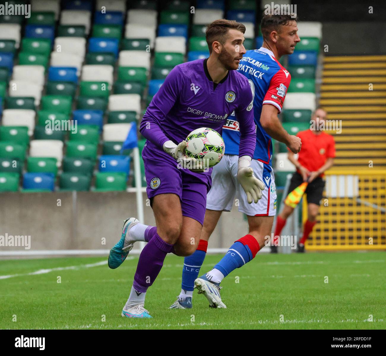 Windsor Park, Belfast, Nordirland, Großbritannien. 01. Juli 2023. Niall Quinn Zeugenspiel, Linfield 0 St. Mirren 1. Fußballer in Action St. Mirren Fußballspieler Torwart Zach Hemming Stockfoto