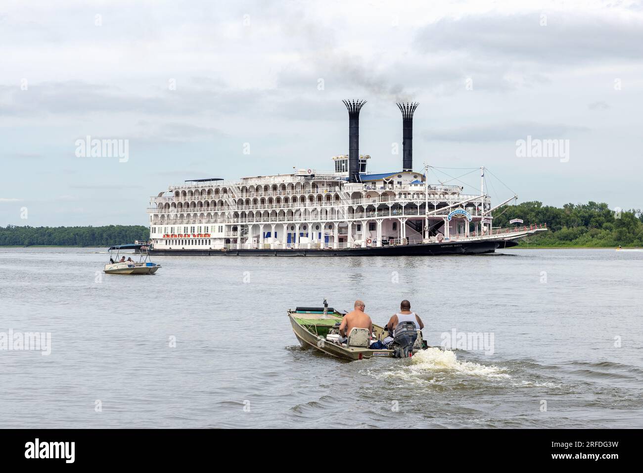 Das American Queen Flussboot, das auf dem Mississippi bei Burlington, Iowa, in Richtung Süden fährt. Stockfoto
