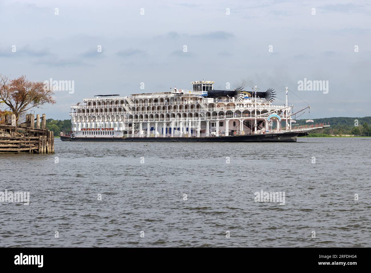 Das American Queen Flussboot auf dem Mississippi River in Fort Madison, Iowa, in Richtung Süden. Die Schornsteine sind unten, um unter den Versorgungsposten zu gelangen Stockfoto