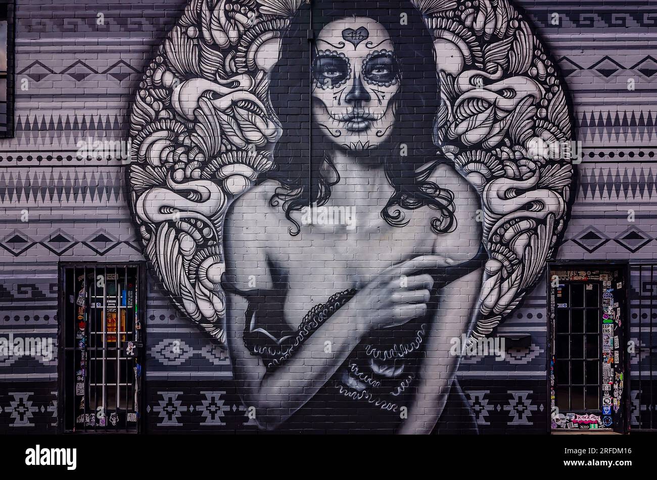 Das Wandgemälde A Dia De Los Muertos ist für das HUE Mural Festival am 4. September 2017 in Houston, Texas, an einer Wand gemalt. Stockfoto