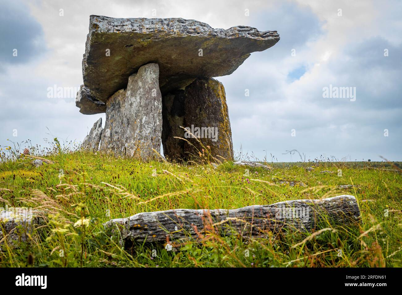 Das prähistorische Grabmal Poulnabrone im keltischen Portal von Burren Ireland Stockfoto