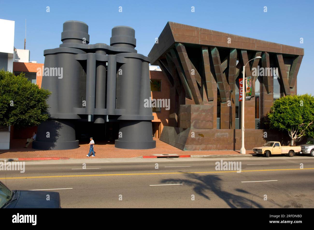 Dieses von Frank Gehry als Binokulargebäude bekannte Gebäude wurde für den Chiat Day in Venice, Kalifornien, USA, erbaut Stockfoto
