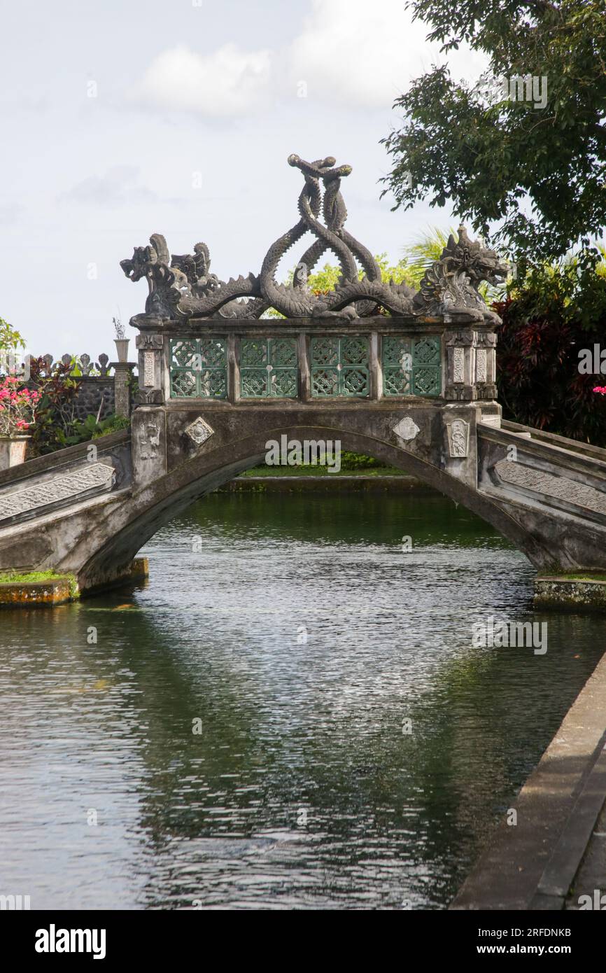 Steinbrücke am balinesischen Königlichen Wasserpalast Tirta Gangga, ehemaliger Königspalast in Karangasem, Bali, Indonesien Stockfoto