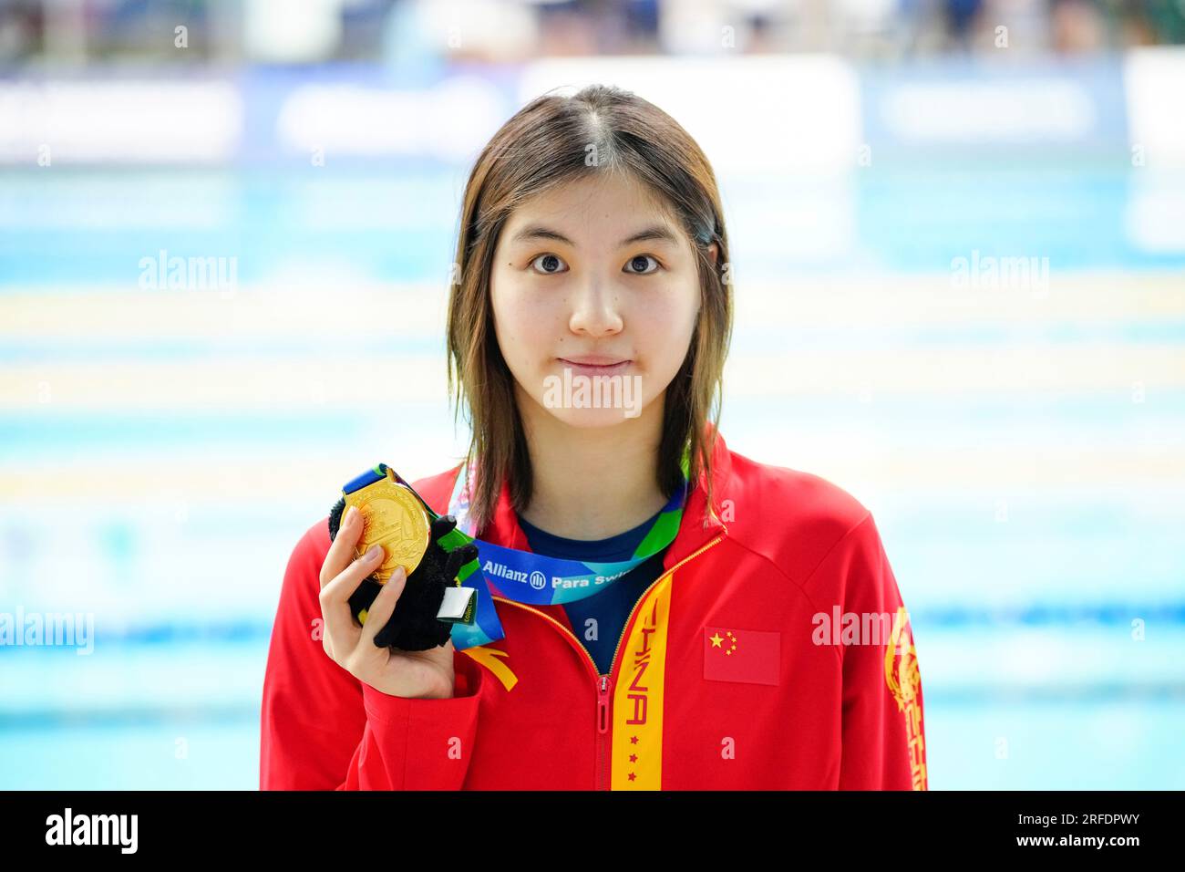 Manchester, Großbritannien. 2. Aug. 2023. Xu Jialing aus China reagiert auf die Medaillenverleihung für das Finale des 100m. Schmetterlings der Frauen S9 bei der Para Swimming World Championships in Manchester, Großbritannien, am 2. August 2023. Kredit: Jon Super/Xinhua/Alamy Live News Stockfoto