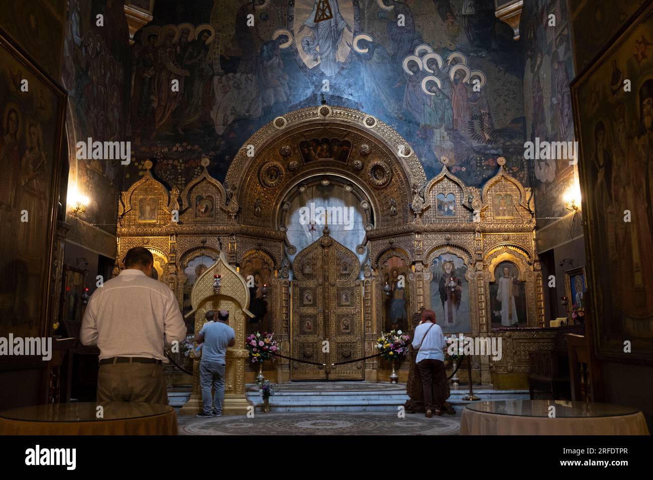 Die Gläubigen beten vor dem Altar der Nikolaikirche. Bukarest, Rumänien Stockfoto