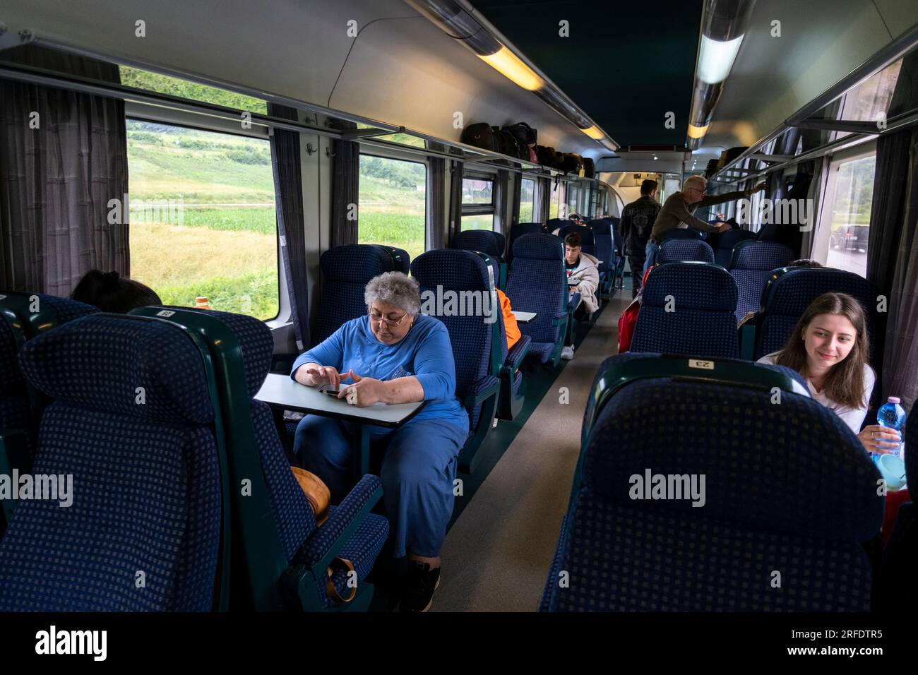 Passagiere im Darcia Express, Transsilvanien, Rumänien. Stockfoto