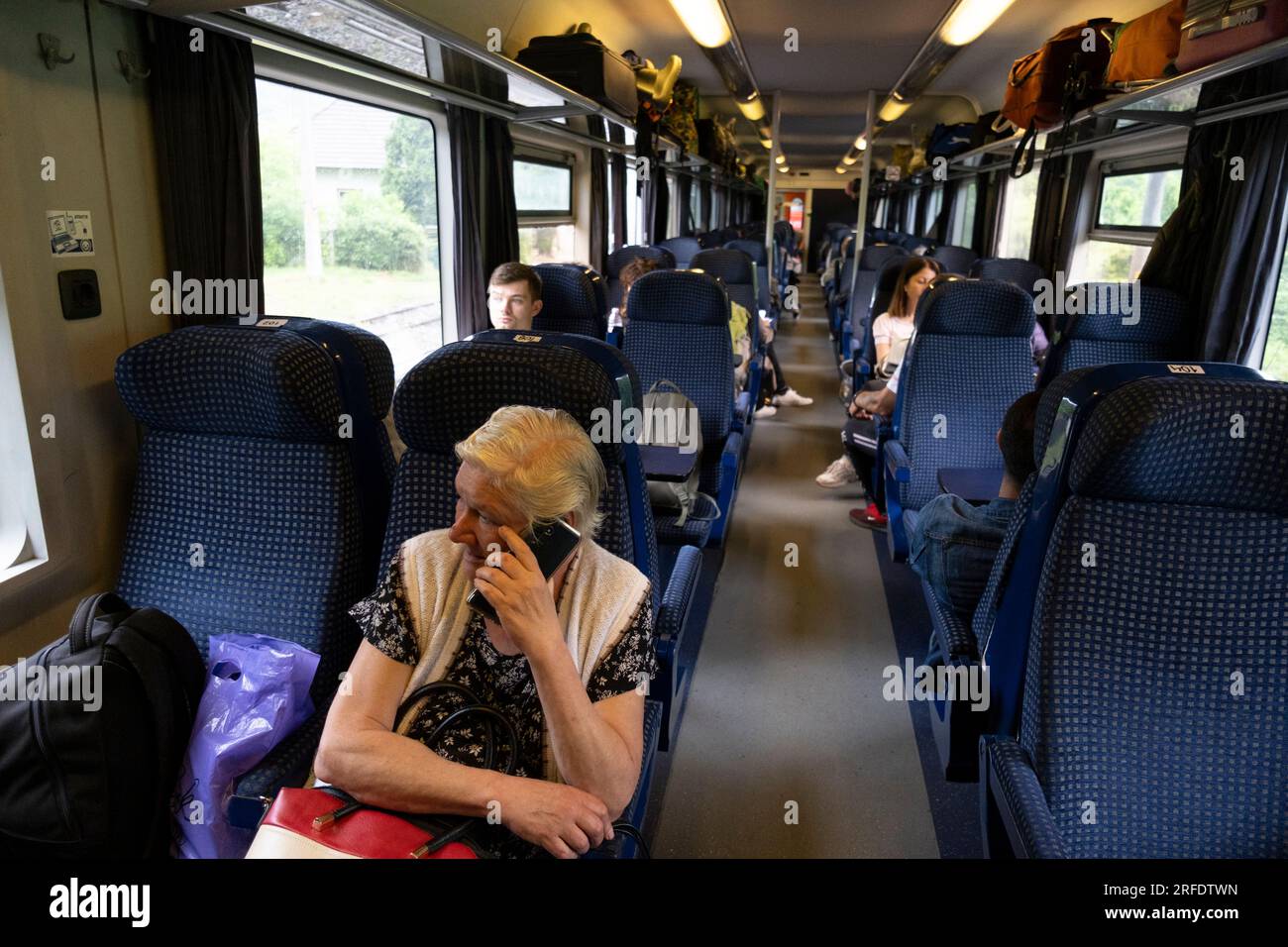Passagiere im Darcia Express, Transsilvanien, Rumänien. Stockfoto
