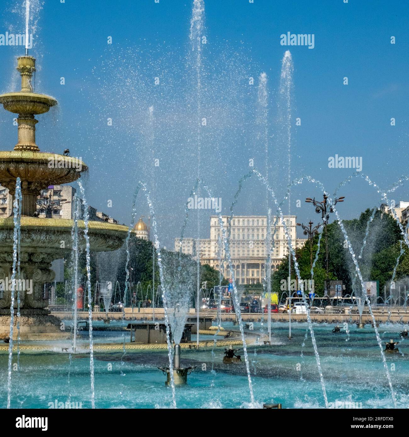 Brunnen vor dem Parlamentspalast, dem ehemaligen Ceausescu-Palast, in der Innenstadt von Bukarest, Rumänien Stockfoto