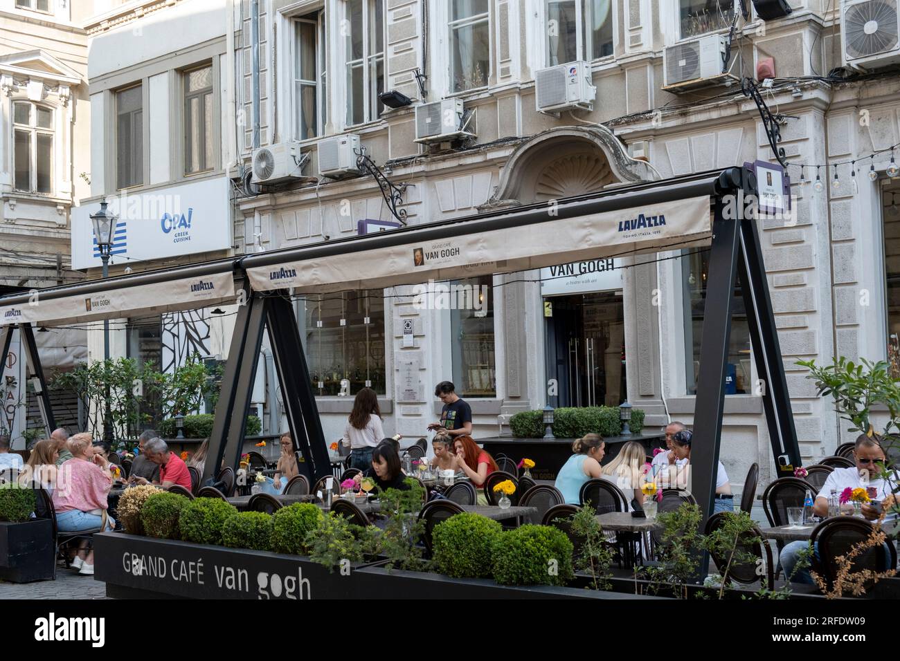Gäste genießen einen Drink auf einer Café-Terrasse in Budapest, Ungarn Stockfoto