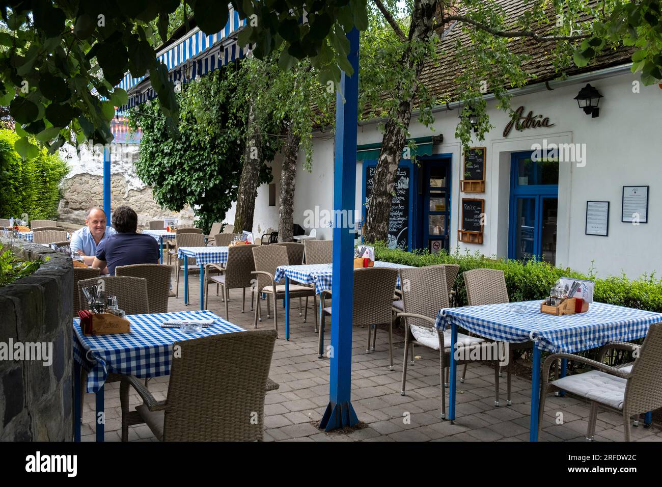 Abendessen im Adria Cafe in Szentendre, Pest County, Ungarn. Stockfoto