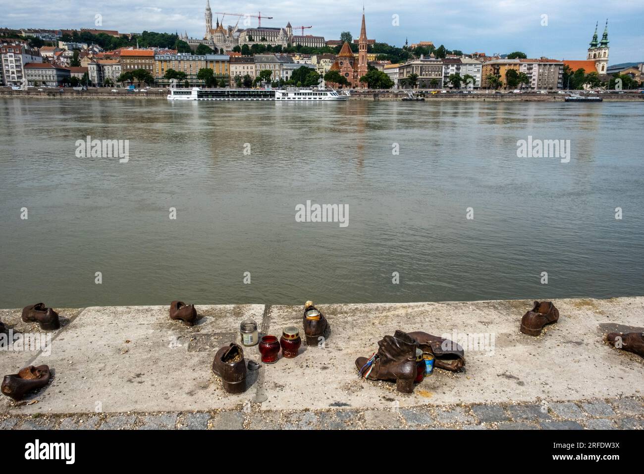 Die Gedenkschuhe am Donauufer sind ein Denkmal für die ungarischen Juden, die während des 2. Weltkriegs verfolgt und getötet wurden. Pest, Budapest, Ungarn. Stockfoto