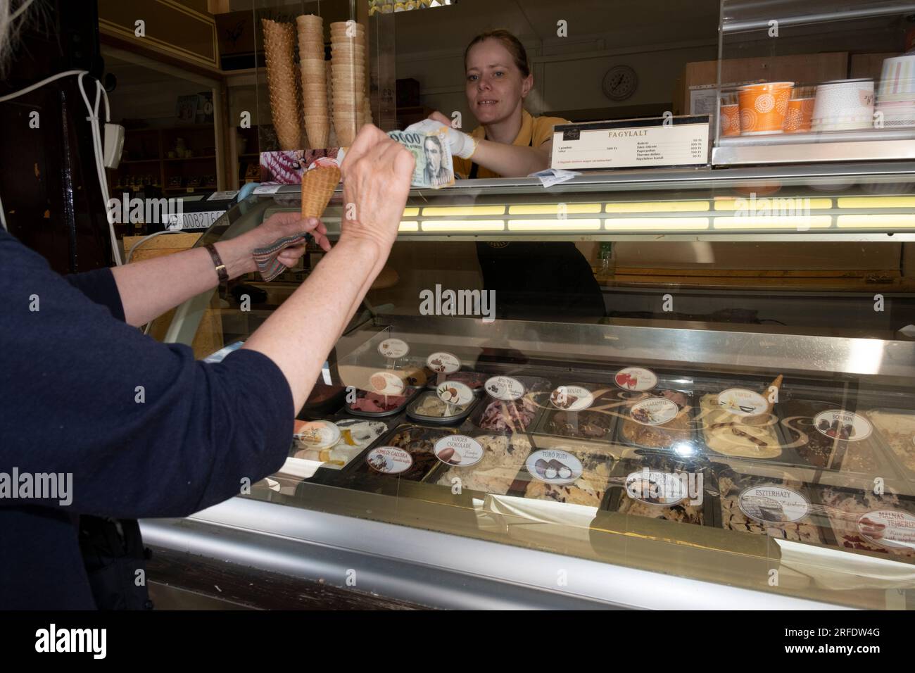 Eine Frau, die Eis in einem Laden in Szentendre, Pest County, Ungarn kauft. Stockfoto