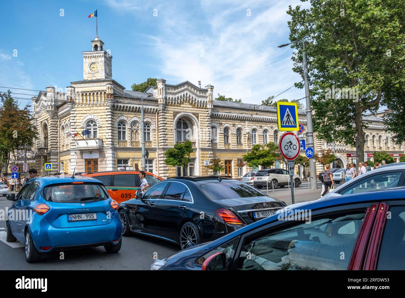 Verkehr vor dem Rathaus. Chișinău, Moldawien Stockfoto