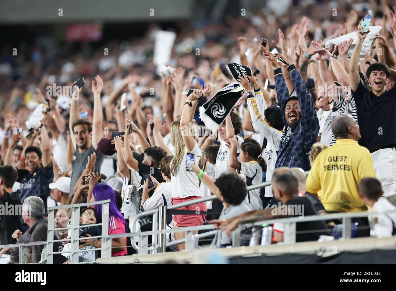 Orlando, Florida, USA. 2. Aug. 2023. Fans jubeln in der zweiten Hälfte der Florida Cup Series Fußball Champions Tour Juventus gegen Real Madrid Fußballspiel im Camping World Stadium in Orlando, FL am 2. August 2023. (Kreditbild: © Cory Knowlton/ZUMA Press Wire) NUR REDAKTIONELLE VERWENDUNG! Nicht für den kommerziellen GEBRAUCH! Stockfoto