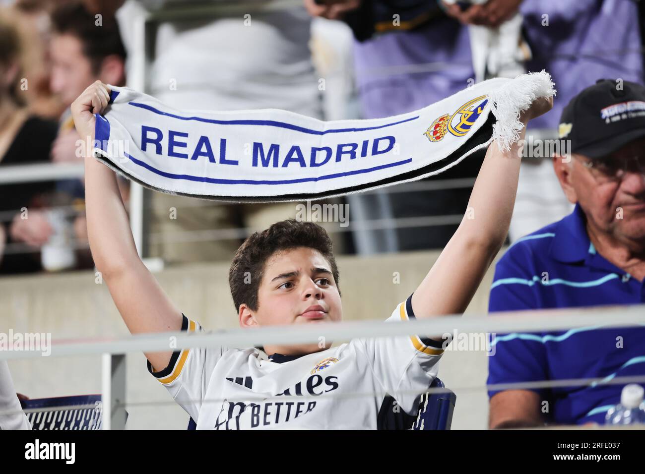 Orlando, Florida, USA. 2. Aug. 2023. Ein Fan von Real Madrid jubelt bei der Florida Cup Series Soccer Champions Tour Juventus gegen Real Madrid im Camping World Stadium in Orlando, FL am 2. August 2023. (Kreditbild: © Cory Knowlton/ZUMA Press Wire) NUR REDAKTIONELLE VERWENDUNG! Nicht für den kommerziellen GEBRAUCH! Stockfoto