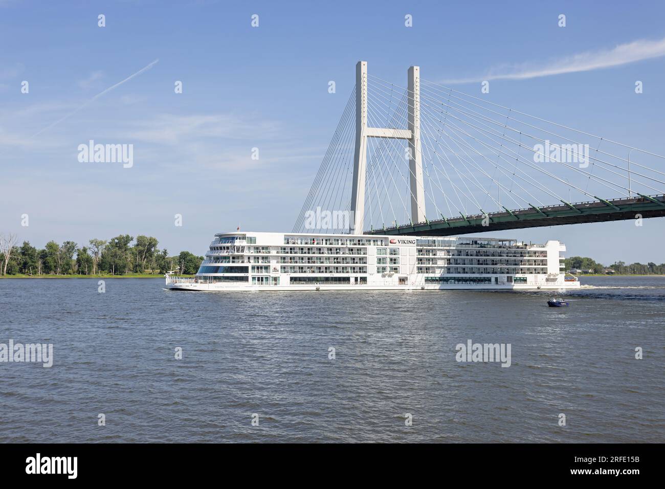 Das Kreuzfahrtschiff Wikinger Mississippi am Mississippi River im Hafen von Burlington, Iowa, unter der Great River Bridge hindurch. Stockfoto