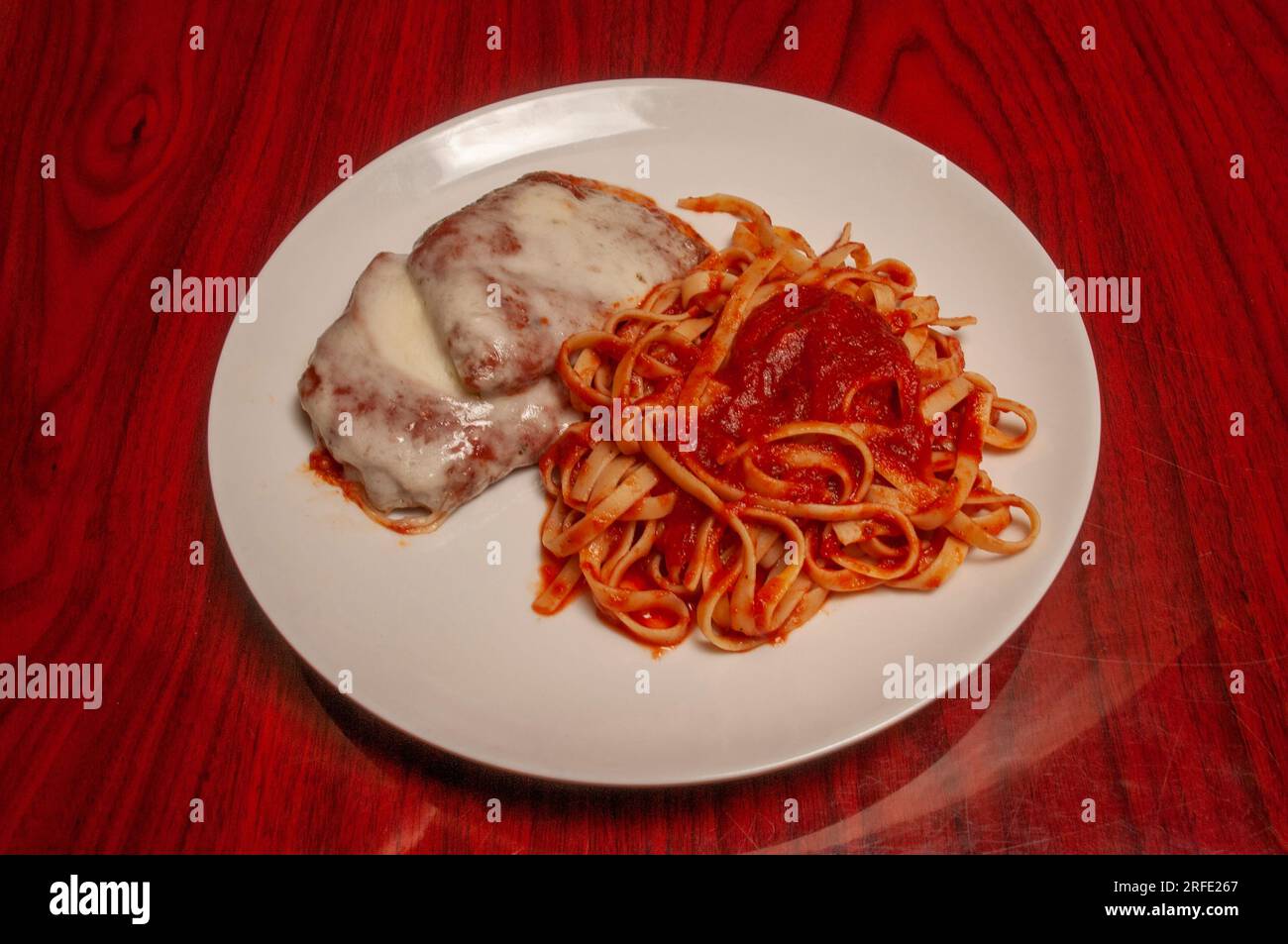 Authentische italienische Küche, bekannt als Chicken Parmesan Stockfoto