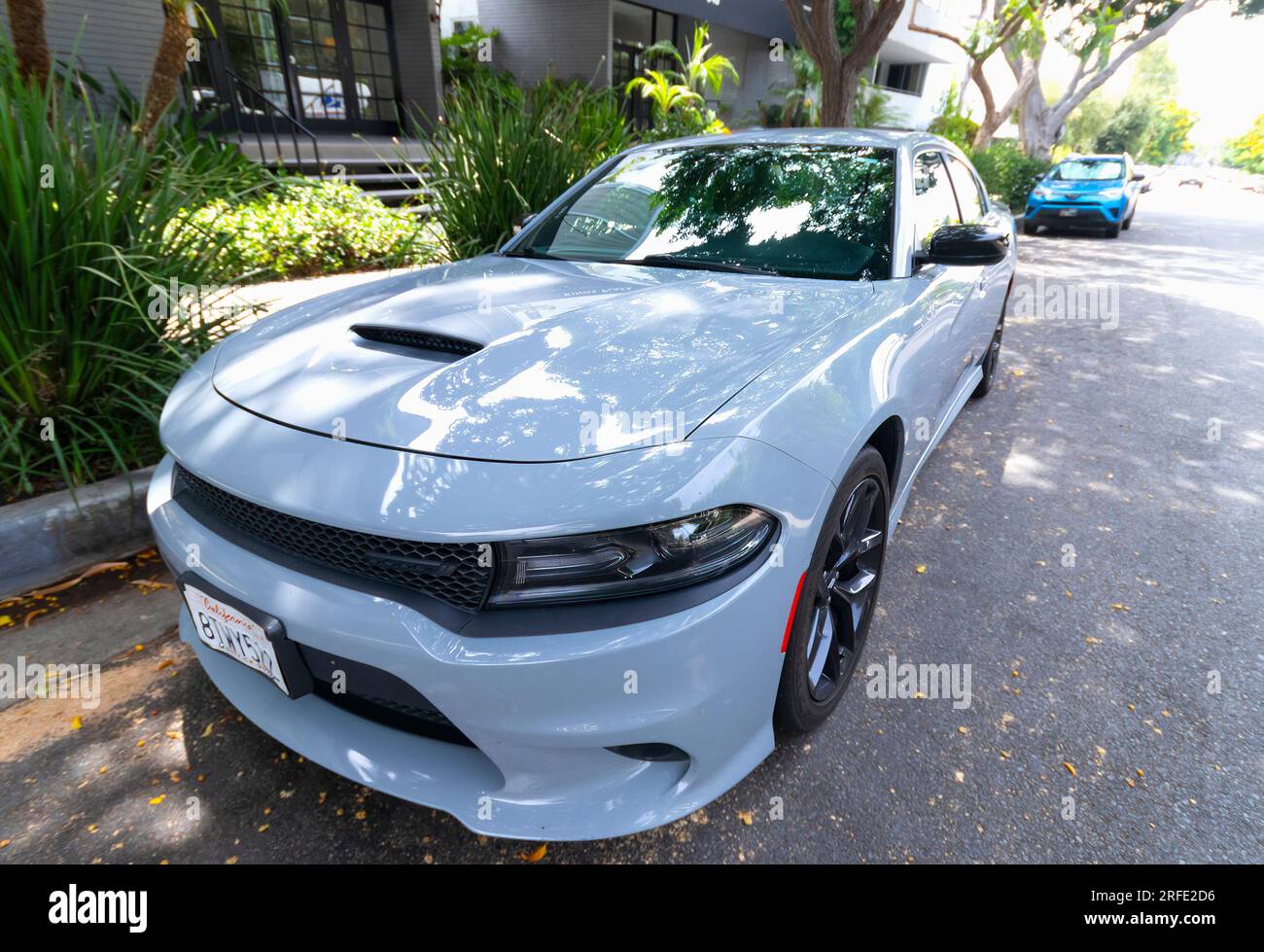 Vorderansicht Grauer Dodge Charger Muscle-Sportwagen auf der Straße in Los angeles Stockfoto