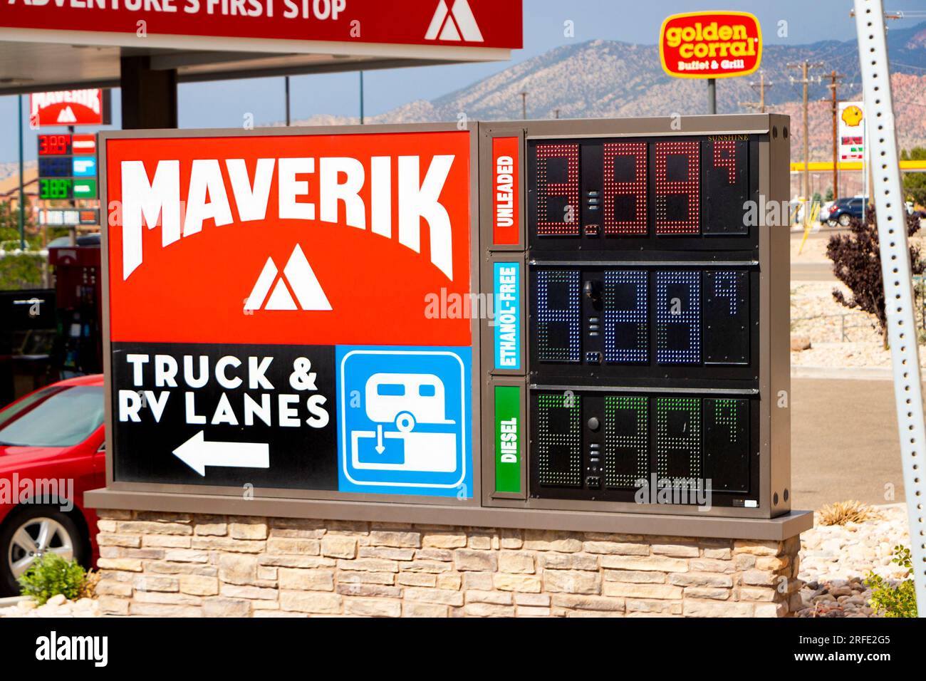 Preisschild für Tankstelle der Marke Maverick Benzin in Cedar City, utah, USA, mit Angabe des Kraftstoffpreises pro Gallone Stockfoto