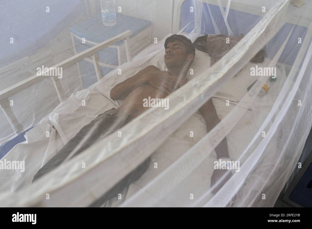 Menschen mit Dengue werden in der Dengue Station des Sylhet mag Osmani Medical College Hospital behandelt. Mehr als 6 Patienten werden derzeit behandelt. Die Zahl der in den Krankenhäusern von Bangladesch diagnostizierten Dengue-Patienten nimmt allmählich zu, und die Zahl der Dengue-Fälle und Todesfälle hat in den letzten drei Wochen im ganzen Land alarmierend zugenommen. Sylhet, Bangladesch. Stockfoto
