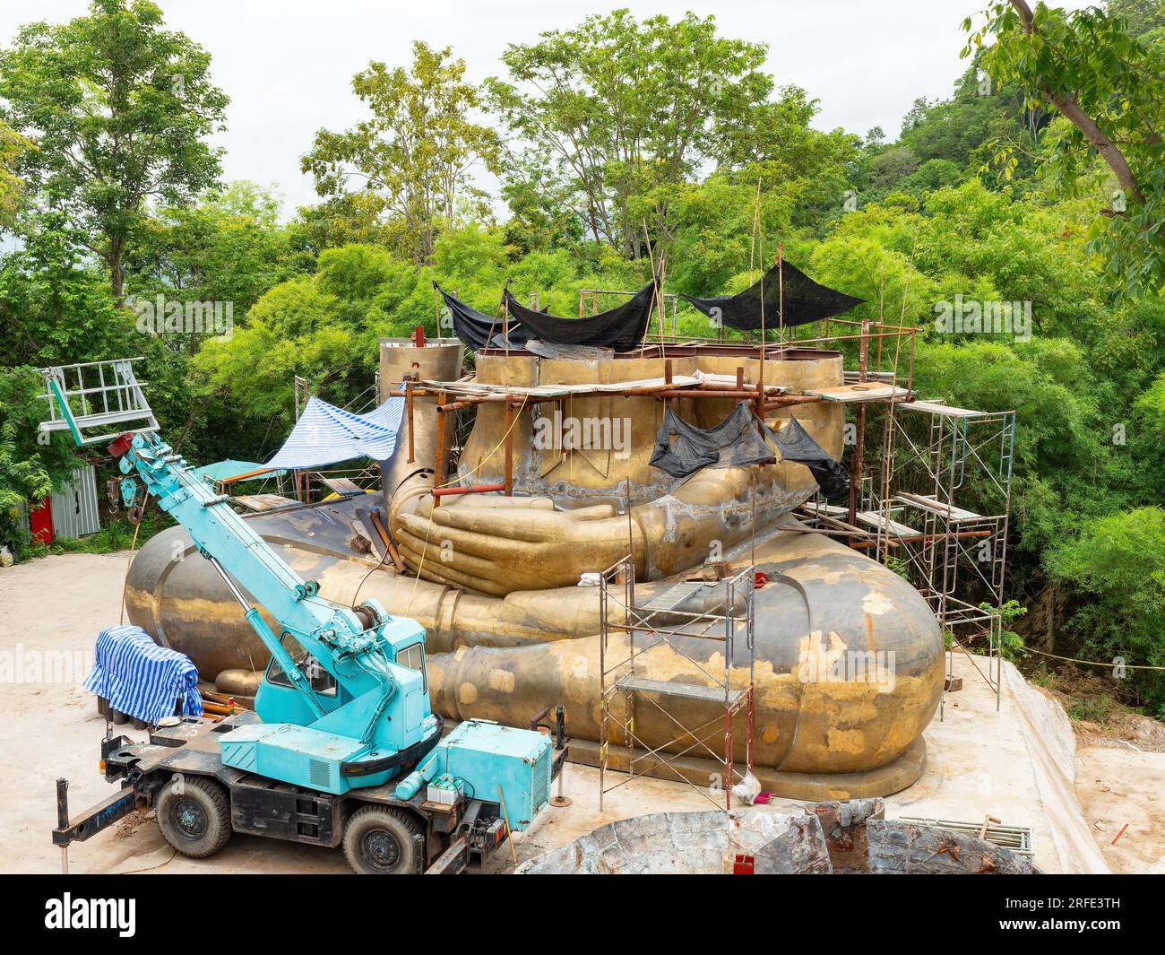 Eine riesige Buddha-Skulptur wird derzeit in Wat Khao Tabaek in Siracha, Provinz Chonburi, Thailand gebaut. Stockfoto