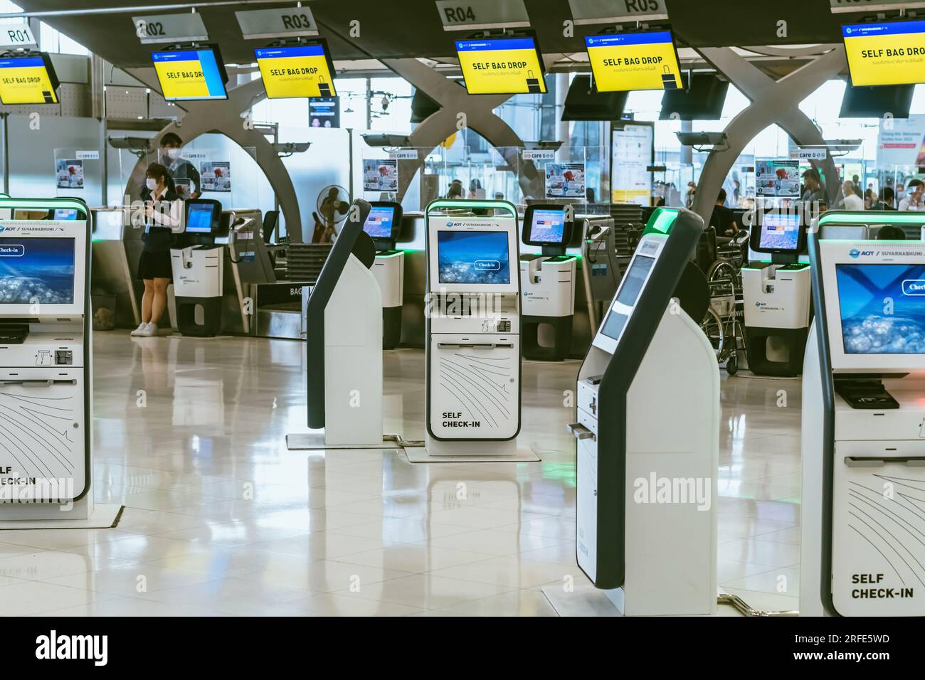 BANGKOK-THAILAND, FEBRUAR 20,2023 : Automated Self Check-in or Self Service Machine at Suvarnabhumi International Airport. Innovation im Dienste Stockfoto