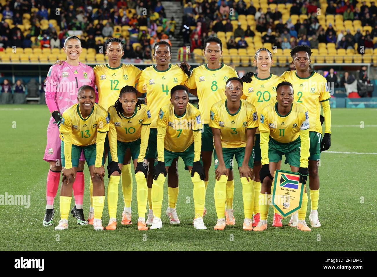 Wellington, Neuseeland. 2. Aug. 2023. South Afirca Womens National Team Group-up (RSA), 2. August 2023 - Fußball/Fußball : Group (L-R) #1 Kaylin SWART, #12 Jermaine SEOPOSENWE, #4 Noko MATLOU, #8 Hildah MAGAIA, #20 Robyn MOODALY, #2 RAMALEPE Lebohang Front: #13 Bambanani MBANE, #10 Linda MOTLHALO, #7 Karabo DHLAMINI, #3 Bongeka GAMEDE, #11 Thembi KGATLANA vor der FIFA Womens World Cup Australien & Neuseeland 2023 Group G Match zwischen Südafrika und Italien im Wellington Regional Stadium in Wellington, Neuseeland. Kredit: AFLO/Alamy Live News Stockfoto