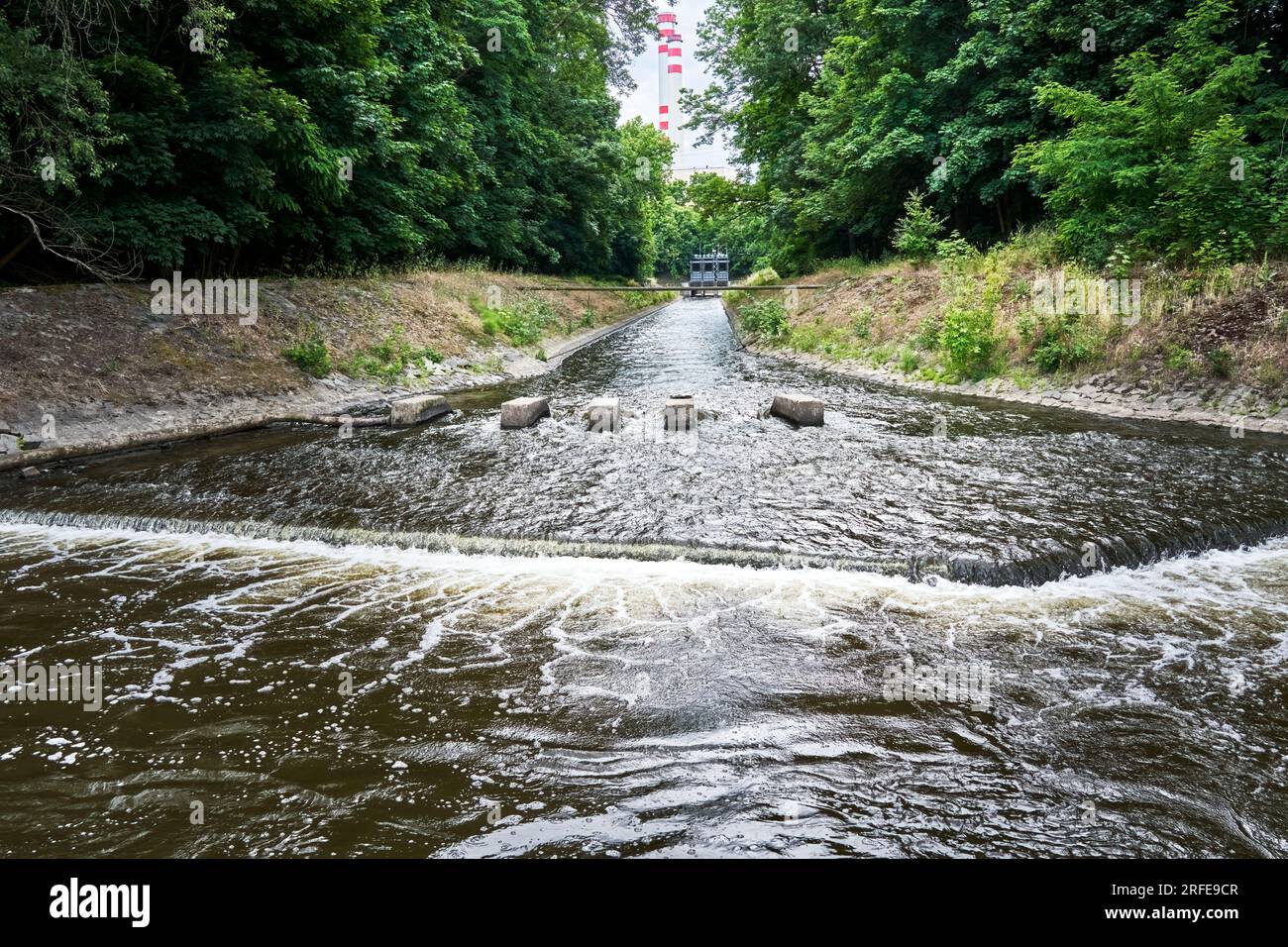 Kühlwasserabfluss eines Kohlekraftwerks an der Elbe Stockfoto