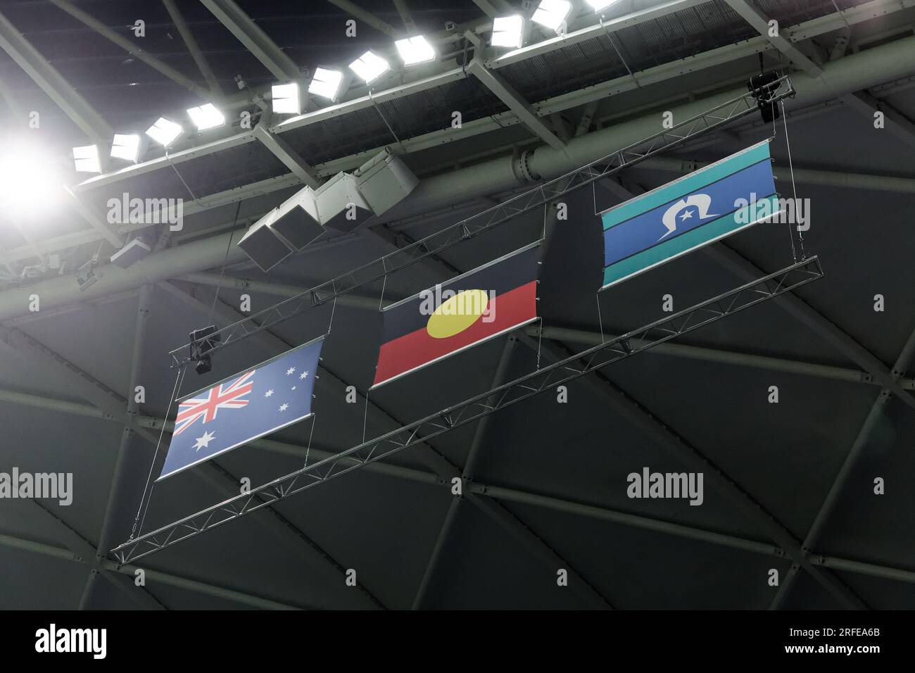 Sydney, Australien. 02. Aug. 2023. Die australische Flagge, die Aborigine-Flagge und die Torres Strait Islander-Flagge werden vor dem FIFA Women's World Cup 2023 Group F-Spiel zwischen Panama und Frankreich im Sydney Football Stadium am 2. August 2023 in Sydney, Australien, an der Decke des Stadions angebracht. Kredit: IOIO IMAGES/Alamy Live News Stockfoto