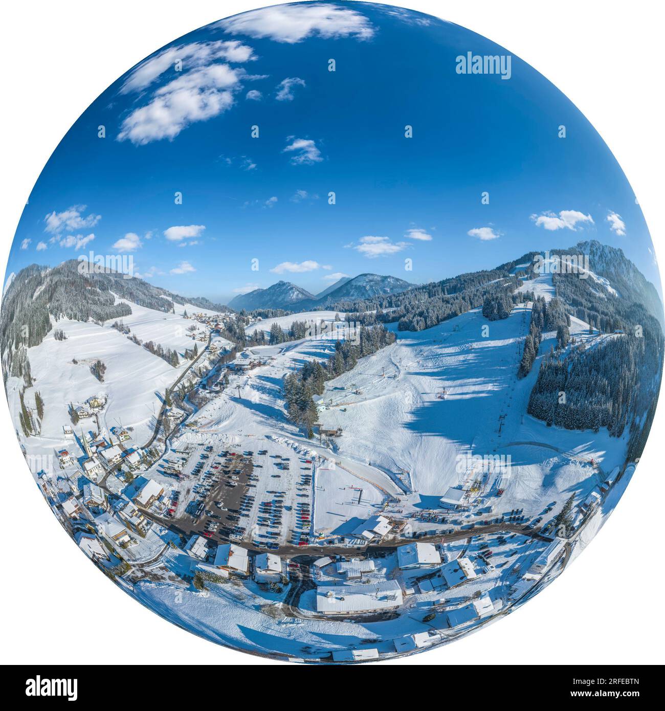 Das kleine Familien-Skigebiet Jungholz in den Allgäu-Alpen zeichnet sich im Winter durch garantierten Schnee und gute Erreichbarkeit aus. Stockfoto