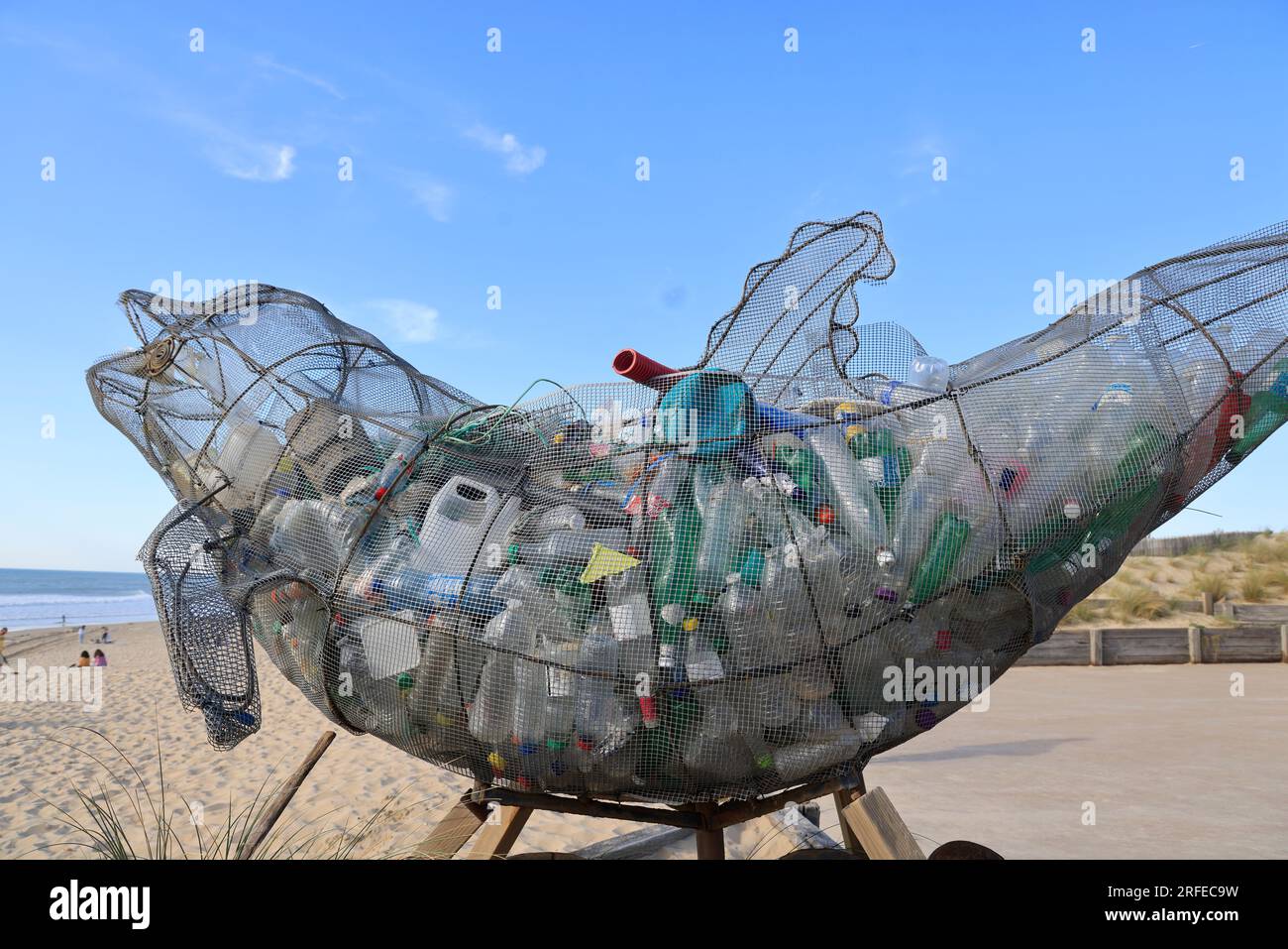 Schadstoffplastique des océans : Skulpture contenant des déchets plastiques rejetés par l’Océan Atlantique sur la plage de Lacanau Océan, Gironde, Nou Stockfoto