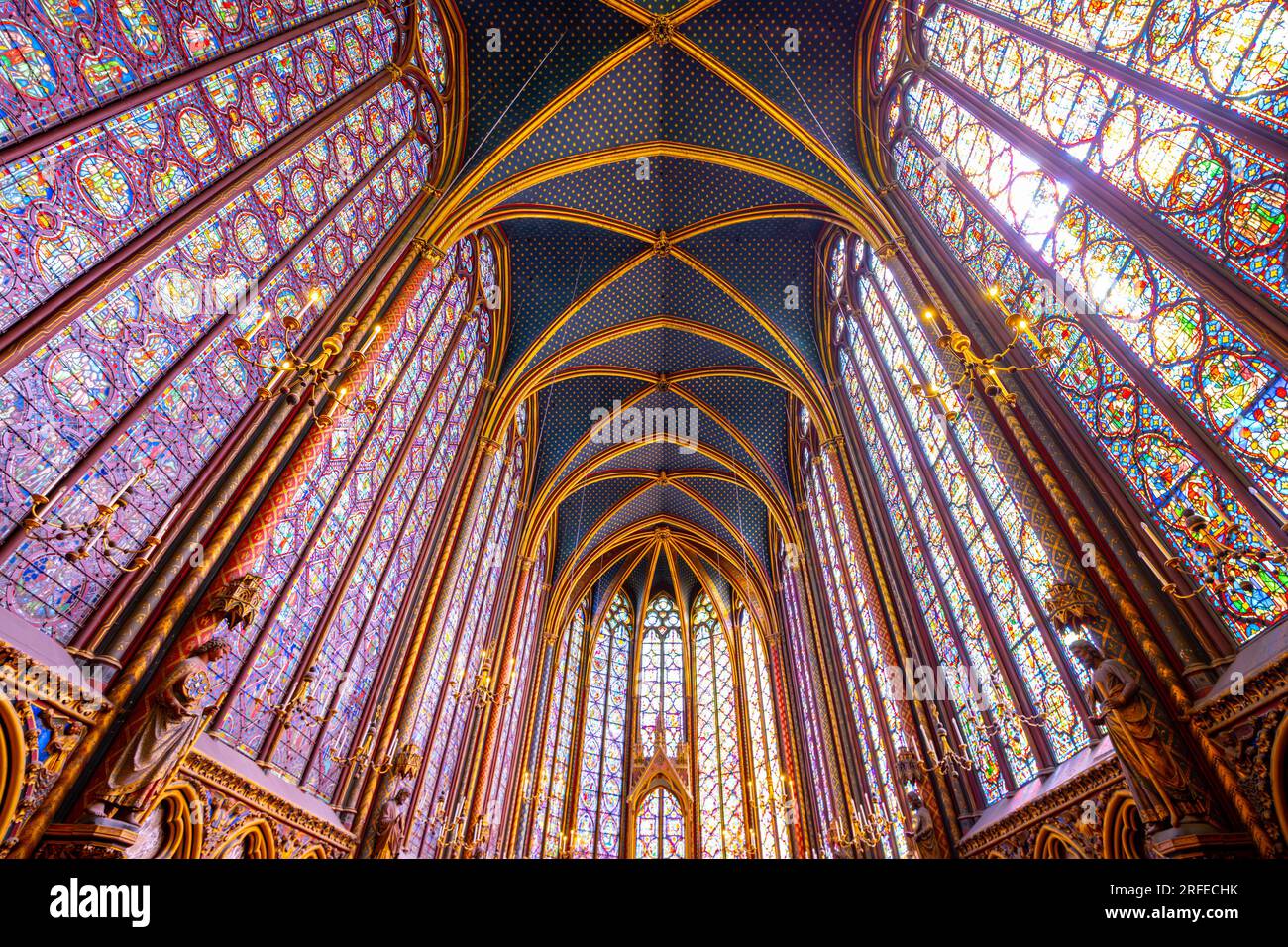 Monumentales Interieur der Sainte-Chapelle mit Buntglasfenstern, obere Ebene der königlichen Kapelle im gotischen Stil. Palais de la Cite, Paris, Frankreich Stockfoto