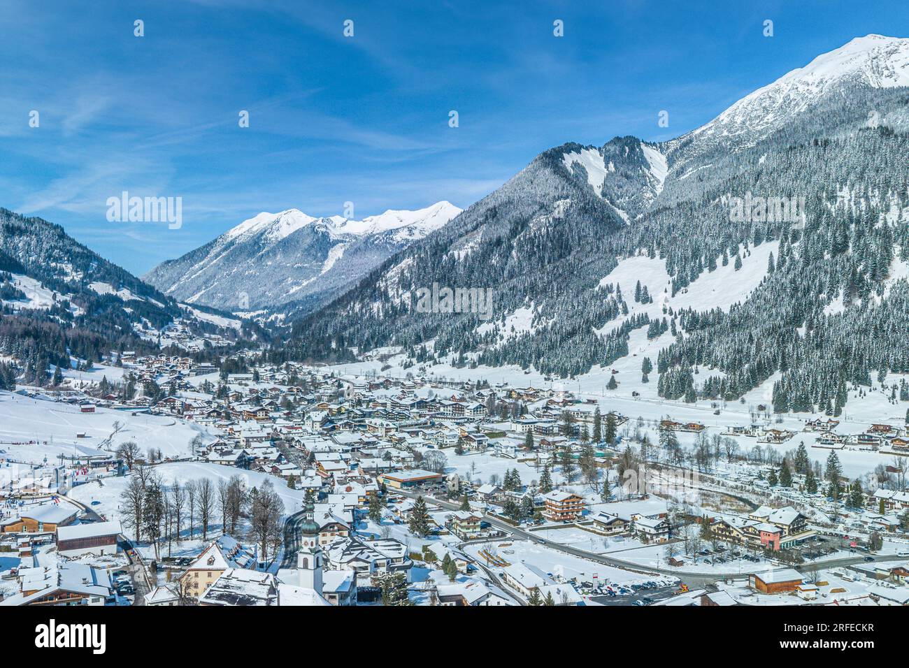 Winterliche Aussicht auf das wunderschöne Ehrwalder Basin in der Nähe von Lermoos auf der Tiroler Zugspirt Arena von oben Stockfoto