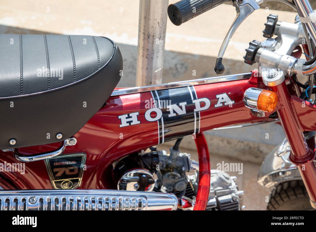 Bordeaux , Frankreich - 08 01 2023 : honda dax 70 Antike Sammlermarke und Textzeichen auf Motorradbenzin Retro-Tankbenzin Stockfoto