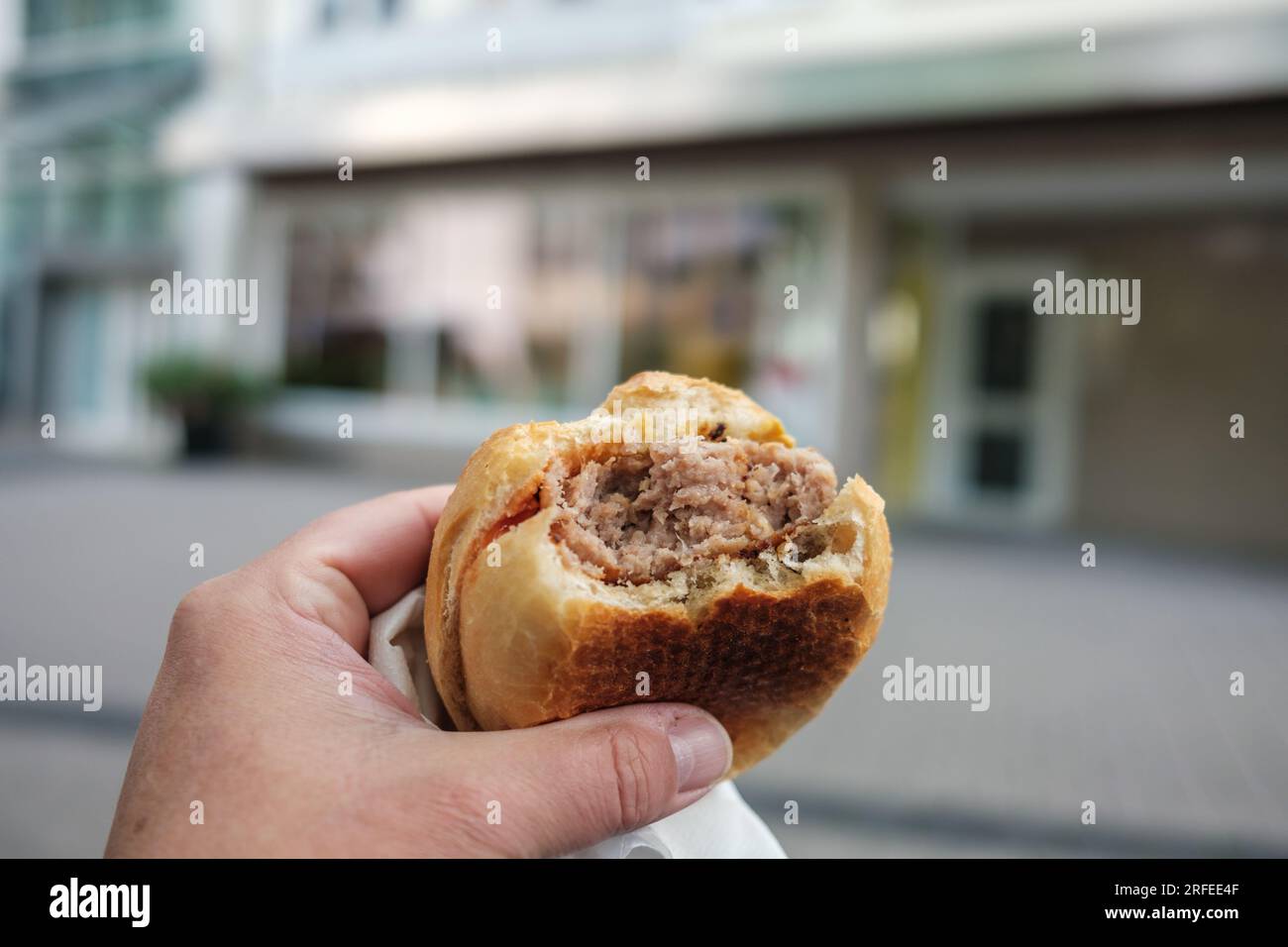 Ein Streetfood-Fleischklößchen-Sandwich Stockfoto
