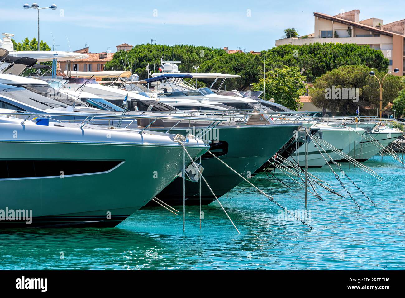 Luxusyachten in einem Hafen am Mittelmeer in Sardegna Stockfoto