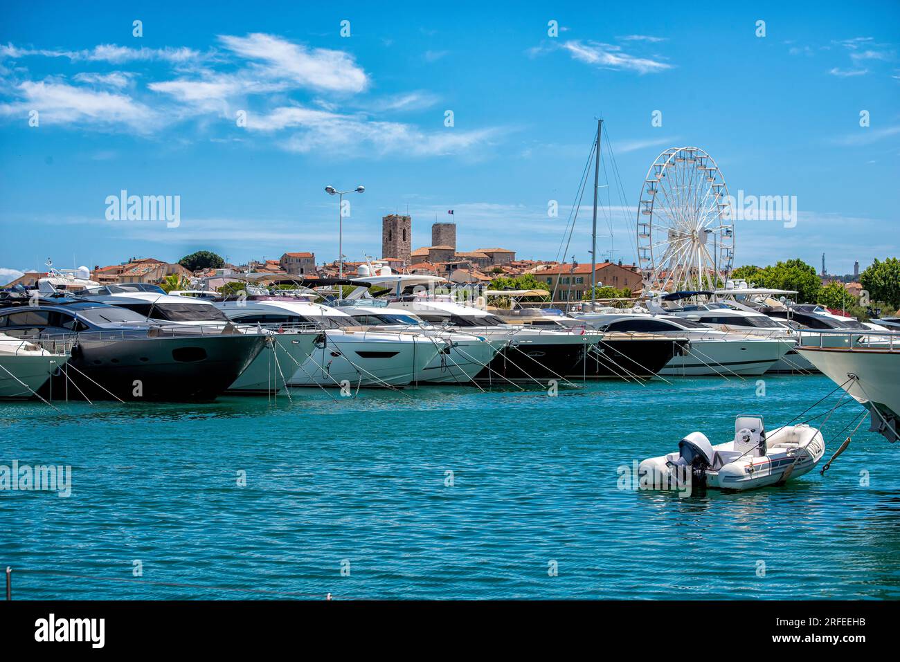 Luxusyachten in einem Hafen am Mittelmeer in Sardegna Stockfoto