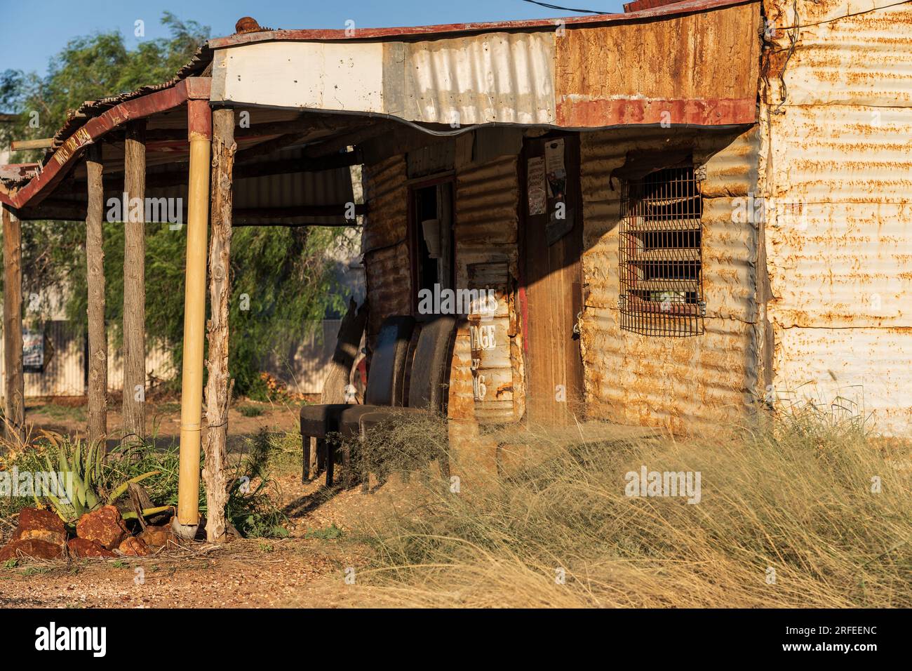 Stühle unter der Veranda einer rustikalen Blechhütte am Lightning Ridge im Outback New South wales, Australien Stockfoto