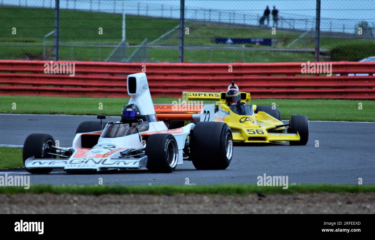 Lola T332 Formel-5000-Auto wird von einem Fittipaldi F5A Cosworth Formel-1-Auto, Silverstone, verfolgt. Stockfoto