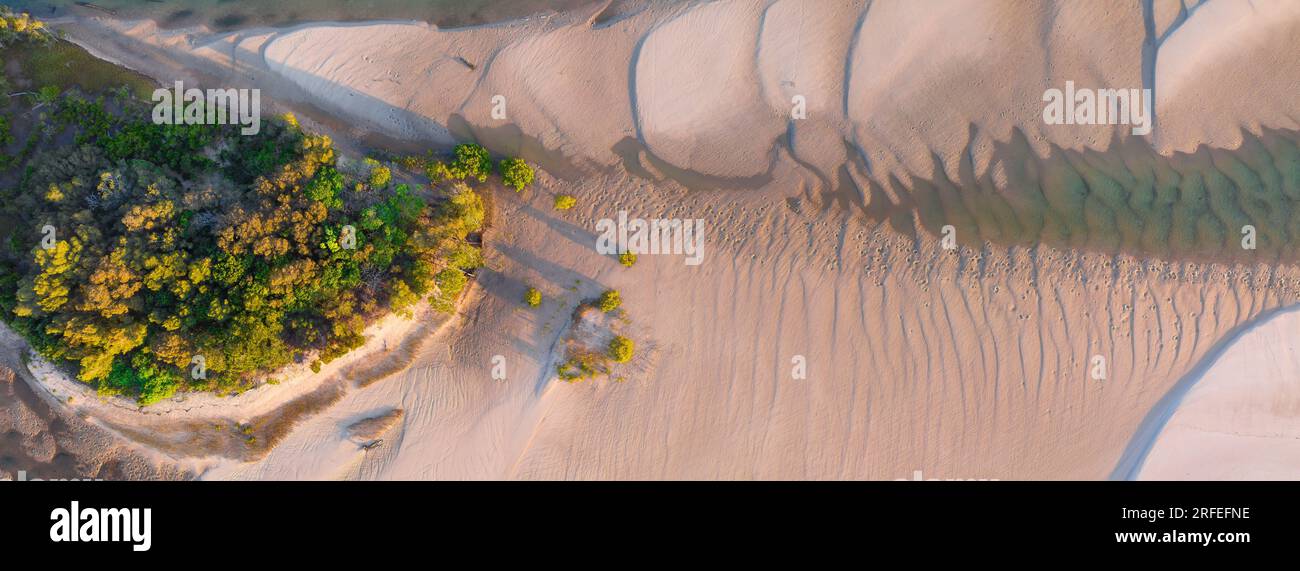 Luftpanorama eine Insel und Sandbars mit Gezeitenmustern bei Nambucca Heads in New South Wales, Australien Stockfoto