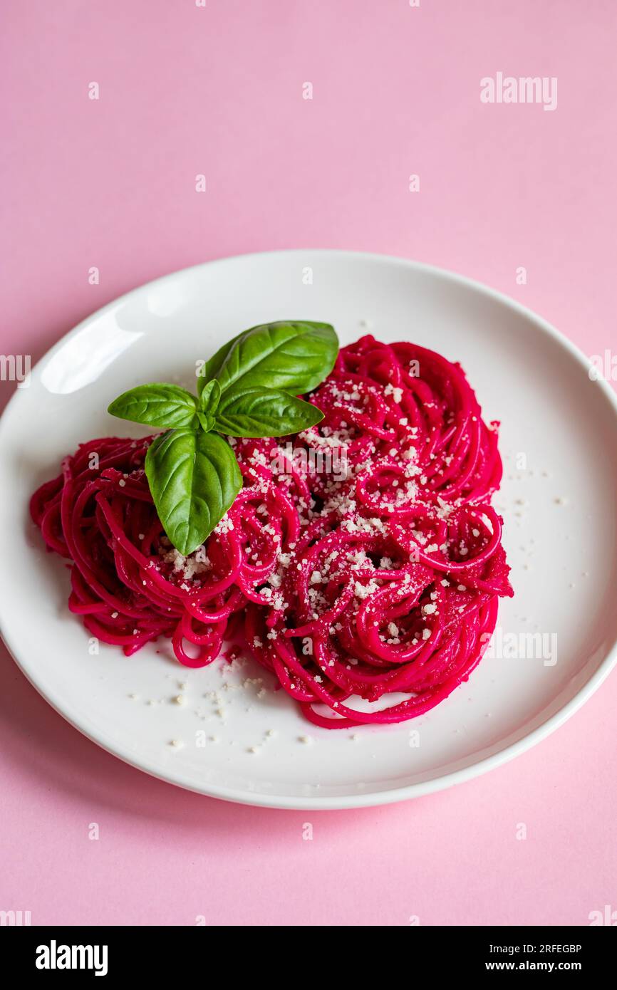 Rote-Bete-Pasta, Barbie-Pasta. Rosa Nudeln auf rosa Hintergrund. Stockfoto