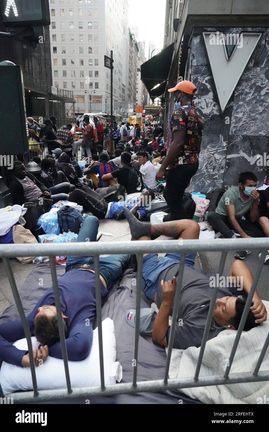 New York, Usa. 01. Aug. 2023. Einwanderer ohne Papiere aus Westafrika, Mexiko und Venezuela lagern vor dem Roosevelt Hotel in New York City. Das Roosevelt und andere Hotels sind voll besetzt und können keine Einwanderer mehr aufnehmen, da die Stadt um akzeptable Wohnungen kämpft. Kredit: SOPA Images Limited/Alamy Live News Stockfoto