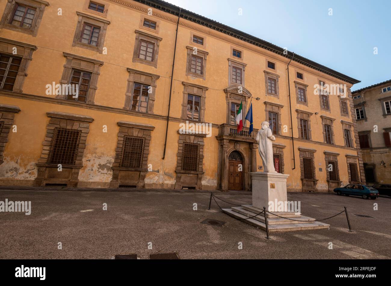 Eine Statue des italienischen Violinisten Francesco Geminiani vor dem Archivio Stato (Staatliches Archiv) auf der Piazza Guidiccioni in der Stadt Lucca im T Stockfoto