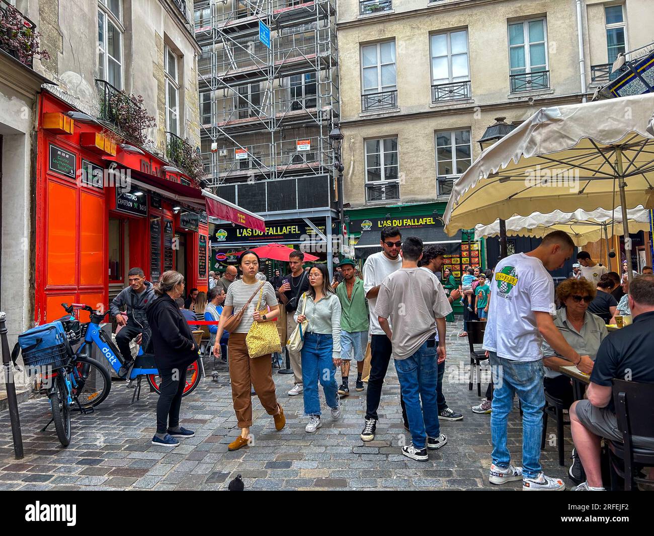 Paris, Frankreich, große Menschenmenge, Touristen, Wandern, Besuch des historischen Viertels Le Marais, Rue de Rosiers Stockfoto